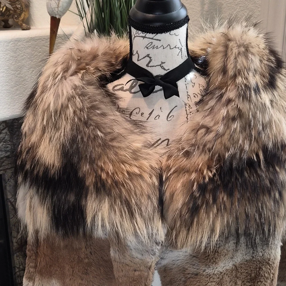 Fur Cape - Coat - Picture 2 of 7
